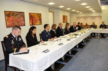 Američtí účastníci při jednání o aktuálních bezpečnostních otázkách v Domě armády v Praze