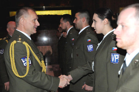 K Vojenské policii nastoupilo 37 nováčků, služební průkazy převzali na Vítkově