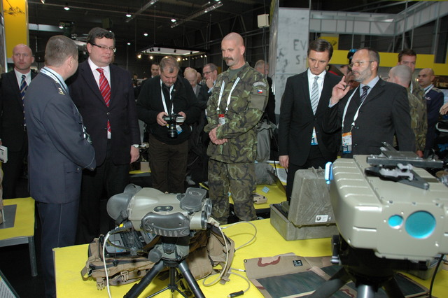 Delegace vedená ministrem Vondrou si prohlíží expozici 4 