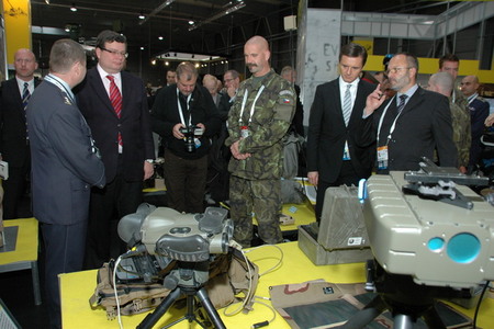 Delegace vedená ministrem Vondrou si prohlíží expozici 4 