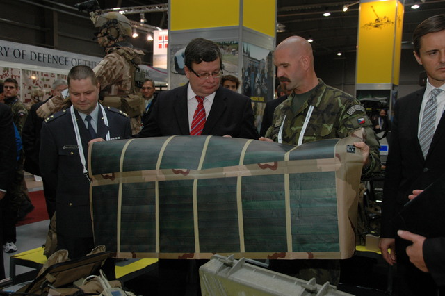 Delegace vedená ministrem Vondrou si prohlíží expozici 5