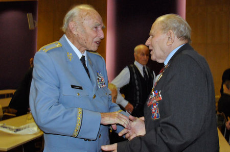 Slavnostní setkání bylo pro válečné veterány příležitostí potkat se opět s  kamarády, s nimiž nevzpomínali jen na průběh těžkých bojů