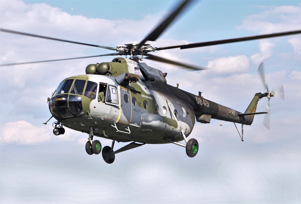 LOM PRAHA předal kbelské základně dva vrtulníky Mi-17