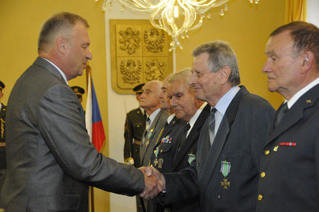 Plukovník v.v. Jaroslav Javůrek převzal Záslužný kříž ministra obrany III. stupně