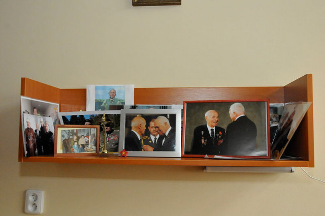 Na poličce v pokoji má major Korol stále fotografie zachycující slavnostní chvíle předání mu jeho nejcennějšího vyznamenání na pražském Hradě. Právě tady převzal řád z rukou prezidenta republiky