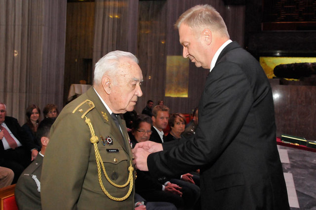 Účastník 2. světové války, bojovník od Dukly, brigádní generál Miloslav Masopust převzal z rukou ministra obrany Vlastimila Picka Kříž obrany státu
