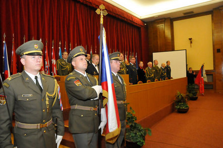 Přinesení státní vlajky bylo v režii Čestné stráže AČR