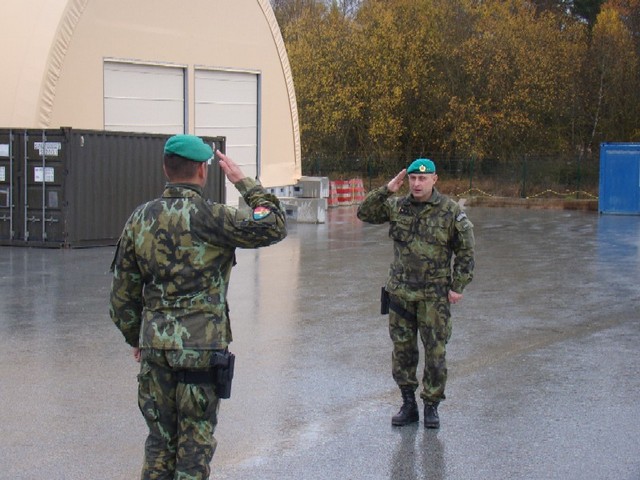 Zástupce velitele TF 72 podává hlášení pplk. Martinu Botíkovi.
