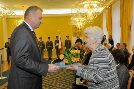 Za zesnulého Jaroslava Dobrého přebírá ocenění manželka Eliška Dobrá