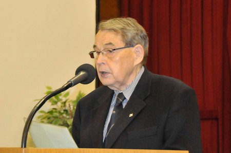 Zdravici k jednání petépáků přednesl Jiří Navrátil, skaut tělem i duší a předseda Pražského akademického klubu 1948 