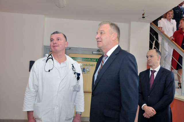 Ministr obrany Vlastimil Picek si také se zájmem prohlédl jedno z největších oddělení brněnské vojenské nemocnice - internu, kterou vede primář Tomáš Brabec