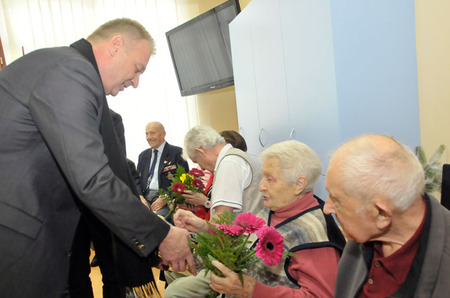 Ministr Picek předal ženám květiny a balíčky...popřál pevné zdraví a příjemné prožití nadcházejících svátků