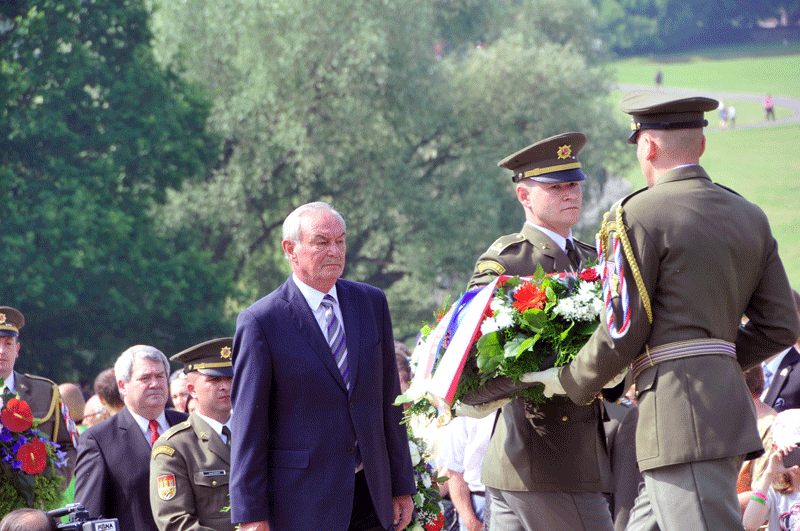 Čest obětem v Lidicích vzdali také Přemysl Sobotka a Vojtěch Filip