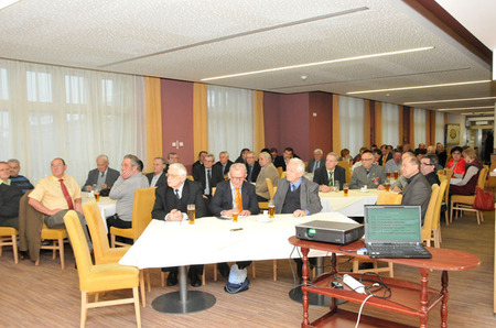 Účastníci setkání, které se konalo ve Vojenském klubu Domu armády Praha (4)