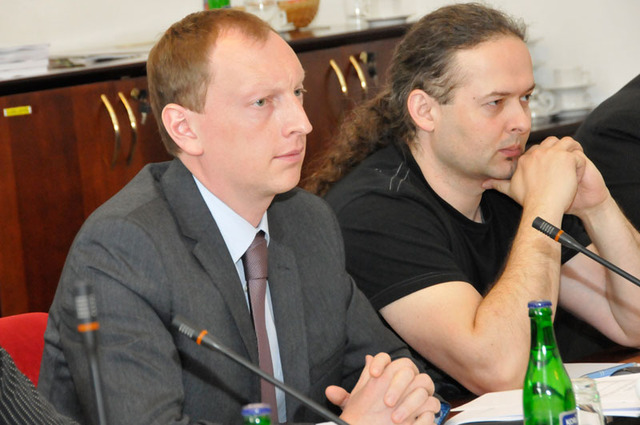 Předseda Výboru pro životní prostředí Robin Böhnisch (vlevo) řídil schůzi a zpravodajem zde byl poslanec Václav Zemek (vpravo)