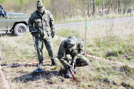 Pyrotechnici pracují s detektorem vždy ve dvojici 
