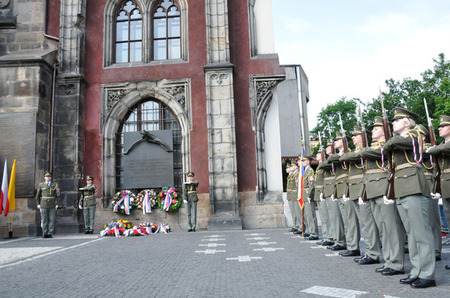 Čestná jednotka AČR při pietním aktu na pražském Staroměstském náměstí