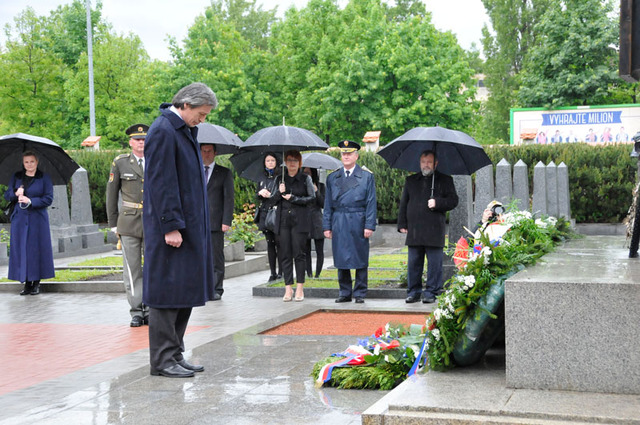 Ministr obrany Martin Stropnický u pomníku vojáků armády bývalého Sovětského svazu, kteří zahynuli při osvobozování naší vlasti