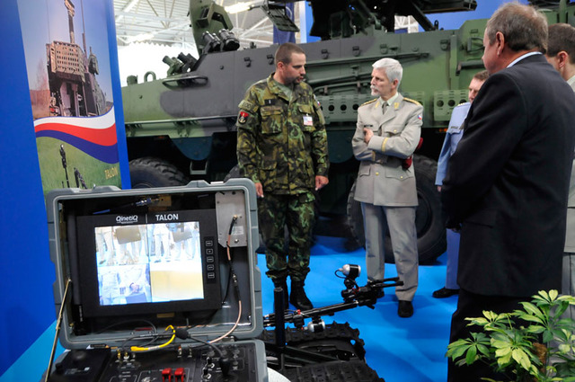 Pyrotechnici ze ženijního pluku v jihočeské Bechyni informovali náčelníka GŠ AČR armádního generála Pavla o dosavadních zkušenostech s robotem TALON, který obdrželi darem od USA