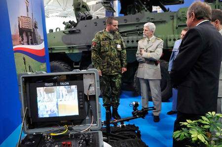 Pyrotechnici ze ženijního pluku v jihočeské Bechyni informovali náčelníka GŠ AČR armádního generála Pavla o dosavadních zkušenostech s robotem TALON, který obdrželi darem od USA