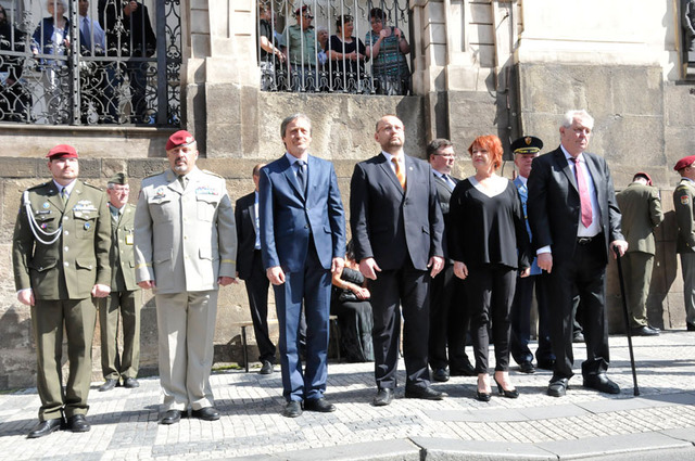 Část hostů pietní vzpomínky na československé parašutisty v Resslově ulici v Praze