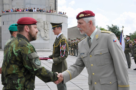 Náčelník Generálního štábu Armády České republiky armádní generál Petr Pavel udělilmajoru Bujárkovi a desátníku Vaculovi čestné odznaky AČR Za zásluhy III. stupně
