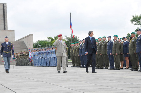 Přehlídku nastoupených jednotek vykonali -  zleva: plk. gšt Milan Virt, armádní generál Petr Pavel a ministr Martin Stropnický