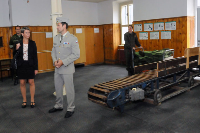 Věřme, že i tyto prostory budou v dohledné době plné, říkali si účastníci předání druhé dílčí dodávky stejnokrojů 95 v takzvané "přejímárně"