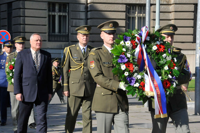 Smuteční věnec Ministerstva obrany a Generálního štábu AČR k památníku položili Bohuslav Dvořák a generál Josef Bečvář