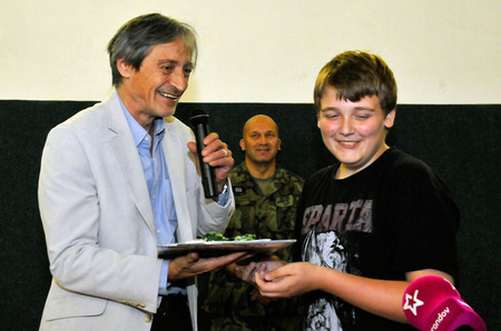 Ministr obrany Martin Stropnický s jedním z žáků, který by si s ním vyměnil roli ministra. Odvážlivec, kterého prý baví politika, byl odměněn drobným dárkem