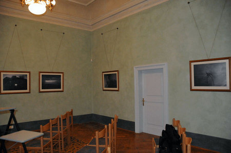 Část expozice připravené na vernisáž i projekci premiéry filmu Jiřího Hokůva v mincovně Státního hradu a zámku v Českém Krumlově
