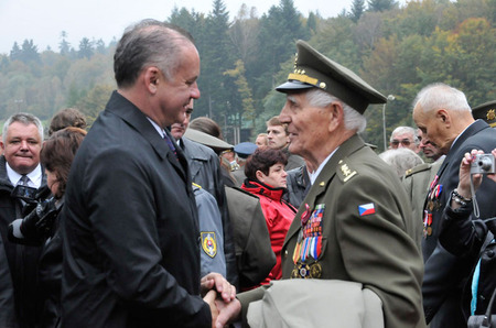 Slovenský prezident Andrej Kiska blahopřeje k udělení pamětní medaile tankistovi 1. československého armádního sboru plukovníku v.v. Bedřichu Opočenskému