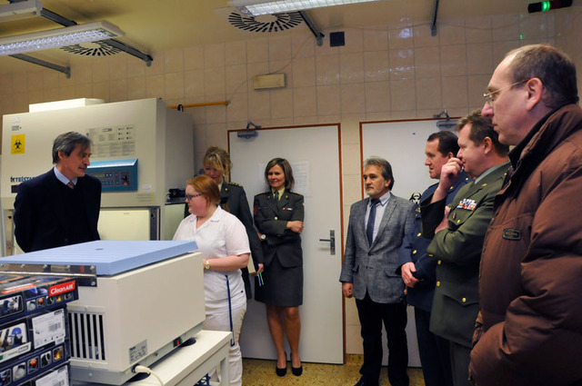 Specifiku práce v této laboratoři přiblížila hostům Monika Schmidt