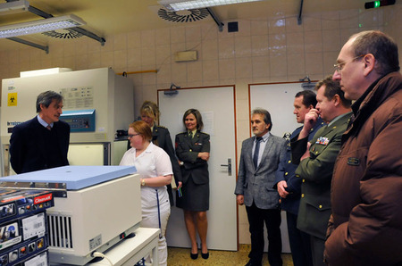 Specifiku práce v této laboratoři přiblížila hostům Monika Schmidt