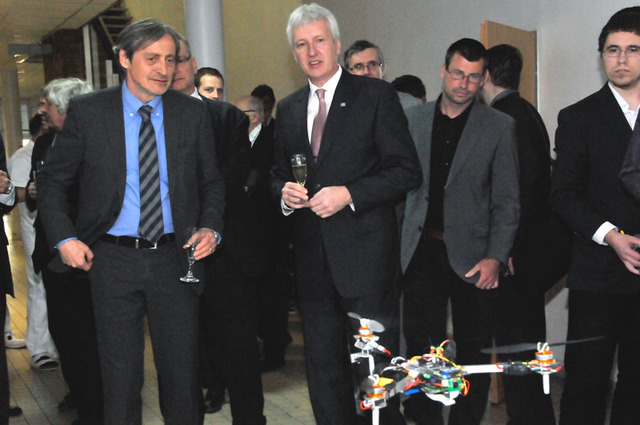 Seznámil se také s dalšími projekty pedagogů a studentů ČVUT, jako je třeba vývoj dronů