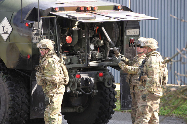 Ihned po příjezdu museli řidiči dotankovat svou techniku