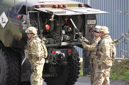 Ihned po příjezdu museli řidiči dotankovat svou techniku