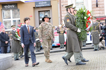 Američtí dragouni se poklonili památce svých předchůdců, kteří osvobodili Plzeň. Věnec k pomníku položili velvyslanec USA v ČR Andrew H. Schapiro a plukovník Timothy Payment