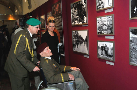 S velkým zájmem si unikátní snímky prohlédl též poslední dosud žijící výsadkář z Velké Británie generál Jaroslav Klemeš