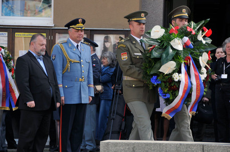 Věnec prezidenta republiky položili a čest osvoboditelům Plzně vzdali Hynek Kmoníček a generál Rostislav Pilc