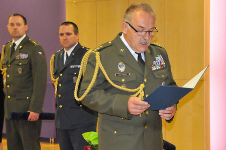 Poděkování za vloženou důvěru přednesl za nově jmenované plukovníky plk. Vojtěch Prýgl