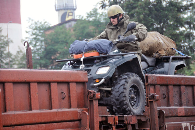 Na vagóně pojede do Polska i tato čtyřkolka chrudimských výsadkářů
