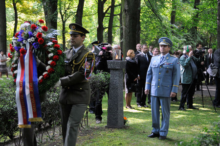 Čest obětem komunismu vzdal za ministerstvo obrany generál Petr Mikulenka
