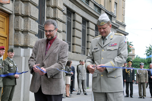 Historik Karel Straka a náčelník GŠ AČR generálporučík Josef Bečvář přestřihávají pásku 
