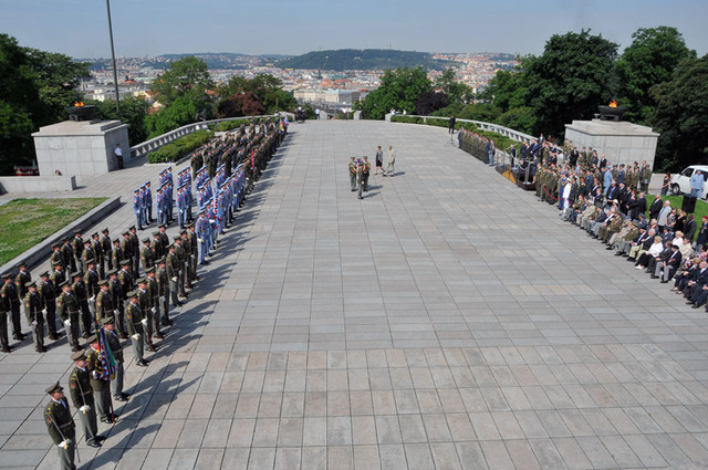 Slavnostní nástup ke Dni ozbrojených sil ČR na pražském vrchu Vítkově