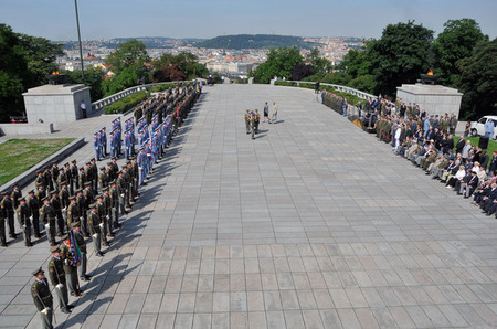Slavnostní nástup ke Dni ozbrojených sil ČR na pražském vrchu Vítkově