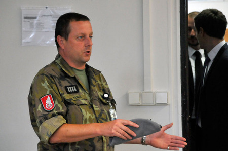 Vrchní praporčík pluku logistické podpory nadpraporčík Karel Furiš slíbil ministru Martinu Stropnickému analýzu dopadů novelizovaného zákona č. 221 na nejnižší armádní funkce, kterou vypracovali vrchní praporčíci AČR