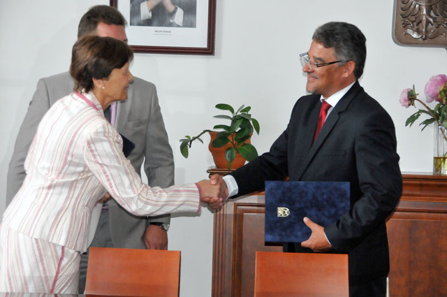 Ke složení slibu blahopřeje náměstku Kuchtovi také ředitelka kanceláře státního tajemníka Jaroslava Přibylová