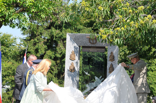 Odhalení památníku u letiště v pražské Ruzyni. Jeho autorem je architekt Martin Zajíček. Spolu s ním památník odhalili Dagmar Havlová, místopředsedkyně Senátu Miluše Horská, generál Emil Boček a náčelník GŠ AČR generálporučík Josef Bečvář