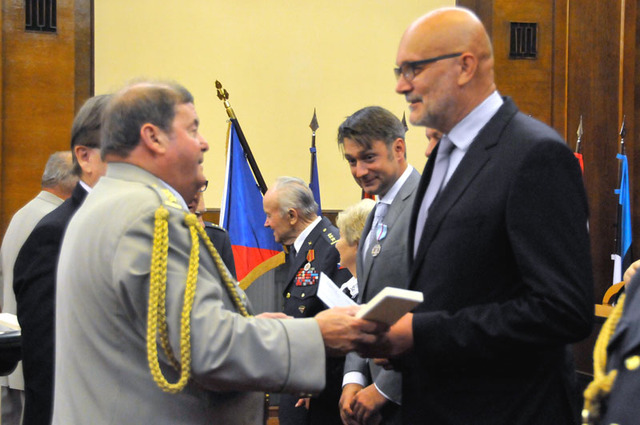Předseda Českého svazu bojovníků za svobodu plukovník Jaroslav Vodička  předává MUDr. Igoru Krivosudskému pamětní medaili svazu 